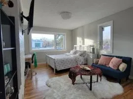 Heart to Downtown - Bright and Sunny Ultra Premium Queen bedroom