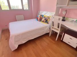 Alcobendas Cómodo y luminoso Un dormitorio โรงแรมในอัลโกเบนดาส