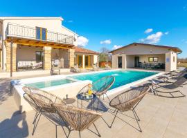 Relaxing pool villa Mattuzzi in Loborika, hotel i Loborika