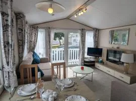 LOVELY BRIGHT AND AIRY CARAVAN ON THE 5 Star SHOREFIELD COUNTRY PARK ENTERTAINMENT PASSES INCLUDED