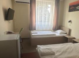 FREE PARKING, FREE BREAKFAST, only 15 minutes to City Center, hotel sa Budapest