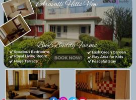 BnBBuddy 2 BHK Aravalli Hills view in Gurugram, hotelli kohteessa Gurgaon