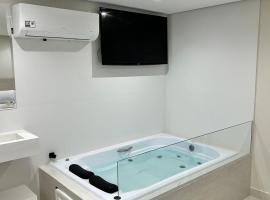 Pousada Lírios do Campo Hidromassagem - Ar condicionado - Piscina - 150 metros da praia، فندق في باراتي