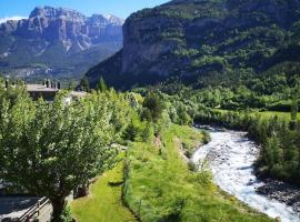 Apartamento con vistas al Parque Nacional de Ordesa y Monteperdido, Hotel in Torla-Ordesa