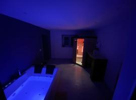 Détente et spa pour se ressourcer, hotell med jacuzzi i Bullion