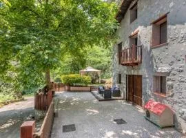 Casa de piedras entre arboles, pura naturaleza