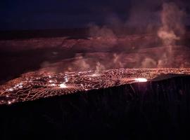 Local Living in Volcano Hawaii Breeze&5 mins to Volcano National Park, hotel in Volcano