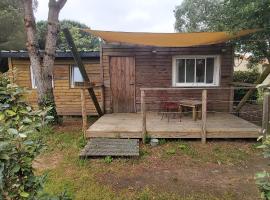 Cabane en bois au calme, кемпінг у місті Saint-Romain-de-Benet