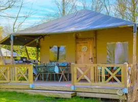 Glamping Safarilodge 'Grutte Fiif' met airco, extra keuken op veranda en privé achtertuin