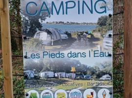 Hébergements camping "Les pieds dans l'eau", hotelli kohteessa Crozon