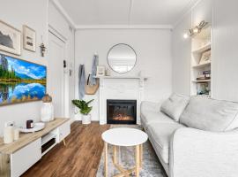 Charming 1-Bed with Fireplace by the Beach, hótel í Melbourne