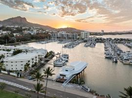 The Pier Pods on the water- 50m from Townsville bus terminal and ferry terminal, hotel a Townsville