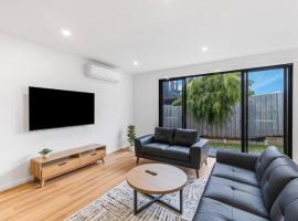 "Elegant Home in Highton with Stunning City Views", khách sạn ở Geelong