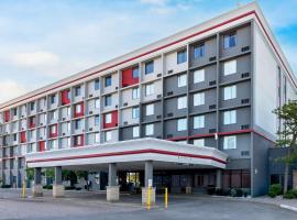 Best Western Plus Toronto Airport Hotel, хотел в Мисисага