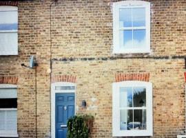 Freshly refurbished, peaceful Victorian house, casă de vacanță din Worcester Park