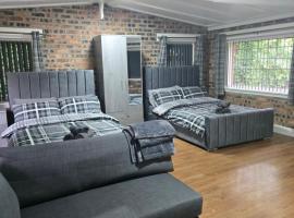 Rainsough Cottage Guest House - Sleeps upto 8 with ensuite - Free Parking & WiFi, hotel sa Manchester