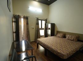 Naktsmītne pie ģimenes Room in Haldwani with private Kitchen & Bath pilsētā Haldvāni