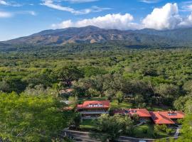 Hacienda Guachipelin Volcano Ranch Hotel & Hot Springs, hotelli kohteessa Liberia