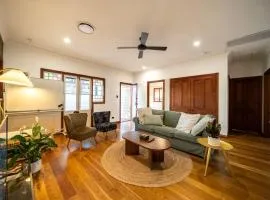 House of Fairy Wren -Charming Queenslander Cottage mins drive to Brisbane CBD and Gabba Stadium!