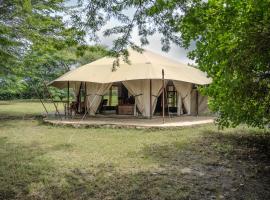 Dolly Farm & River Camp, Luxury Tents, hotel v mestu Usa River