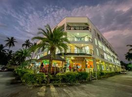 Ramada Suites By Wyndham Seafront Coral Coast، فندق في كوروتوغو