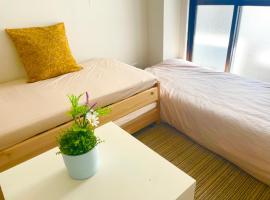 SIMPLY WHiTE GUEST ROOM302, hotel en Osaka