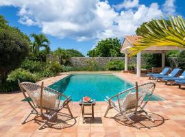 Luxury Water View Villa in Terres Basses with Pool, hotel u gradu Les Terres Basses