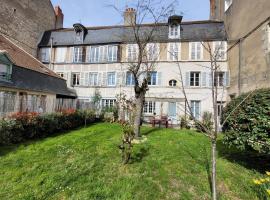 La Cour du Château, hotel v mestu La Charité