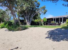 Beachfront Bliss - Your Parapara Seaside Retreat, pet-friendly hotel sa Parapara 