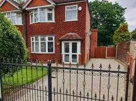 Dalton House - Three Bedroom Property Stretford free parking Near The Trafford Centre