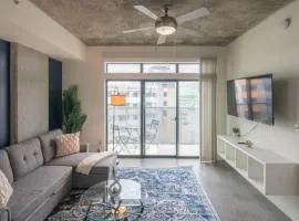 Stylish 1BD - Central Downtown - Gym, Pool, Parking