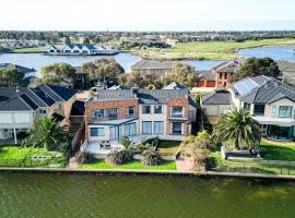 StayAU 6BR Deluxe Lakeview House Point Cook