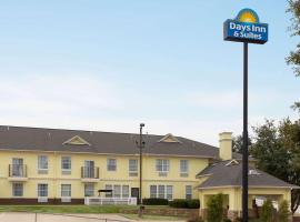 Days Inn & Suites by Wyndham DFW Airport South-Euless，尤里斯的飯店