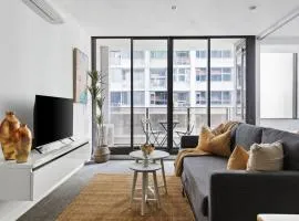 A Chic 2BR Apt Near Southern Cross, with Secure Parking