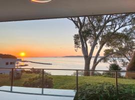 The Poplars, 1,36 Magnus St - Delightful unit with panoramic water views, pool, Linen, Aircon & Wifi, hotel u gradu 'Nelson Bay'