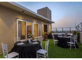 Mountain Glory 8BHK by TensorStays, Pool & Theater, hotel v destinaci Igatpuri