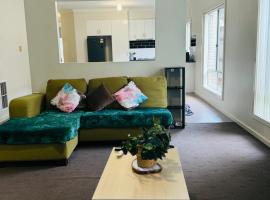 Cozy Retreat in Werribee!, hotel in Werribee