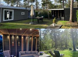 Chalet de Bosrand 404, unieke rustige plek met veel privacy aan de bosrand van vakantiepark op de Veluwe: Beekbergen şehrinde bir otel