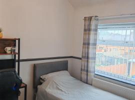 Private room with own private bathroom and shower, hotel en Warrington