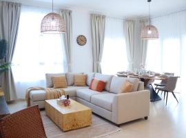 Elegant 2BR Golf View Oasis with Maids Room in Yas Island，Yas Island的飯店