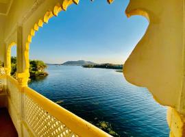 hotel Vallabh A lake facing balcony, hotel in Udaipur