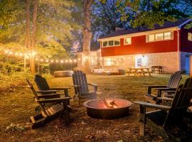 Unique! Retro 1950's wooded retreat near Indiana Dunes National Park, hotel i Chesterton