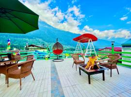 The Vista Legacy Resort, Manali - ! Near Mall Road !! Hot & Cold AC Rooms !! Best Selling !! Big Parking !! Luxury Collection !! Open Terrace !! Lift !! Playing Zone !! Property of the Year !, viešbutis mieste Manalis