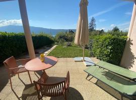 Au Bonheur des Roses, parking, terrasse & jardin, hotel u gradu 'Veyrier-du-Lac'