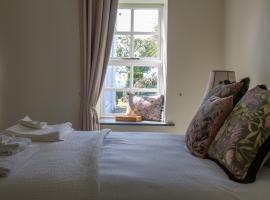 Hill House Lodge sleeps 6 Overlooking the rock of Cashel, hotel en Cashel