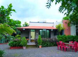 Apna Farmhouse - Private Villa with Pool & Play area - Near Fort -15 min to Ellora Caves, hotel en Daulatābād