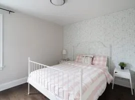 Bright and Quiet Bedroom near Subway, Koreatown and UofT