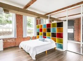 Jennifer's Vibrant Historic Brick Loft Private Apartment