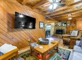 Hot Tub and Fire Pit Cozy Cabin in Maggie Valley