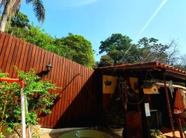 Aconchego de Itaipava - casa de 3 quartos, equipada, área kids, jacuzzi, pet friendly, churrasqueira, em meio a Natureza e próximo ao centro do bairro, loma-asunto kohteessa Petrópolis